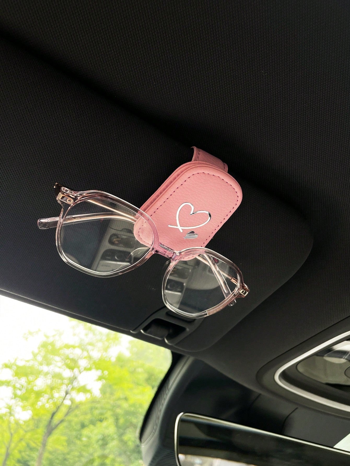 Creative Heart-Shaped Car Glasses Holder, PU Leather Magnetic Fashion Glasses/Eyeglasses Storage Clip For Car Visor, Multifunctional Car Accessories