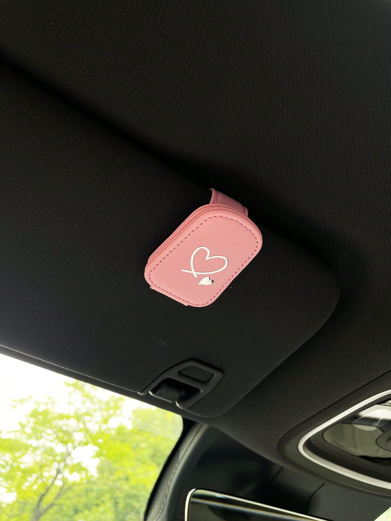 Creative Heart-Shaped Car Glasses Holder, PU Leather Magnetic Fashion Glasses/Eyeglasses Storage Clip For Car Visor, Multifunctional Car Accessories