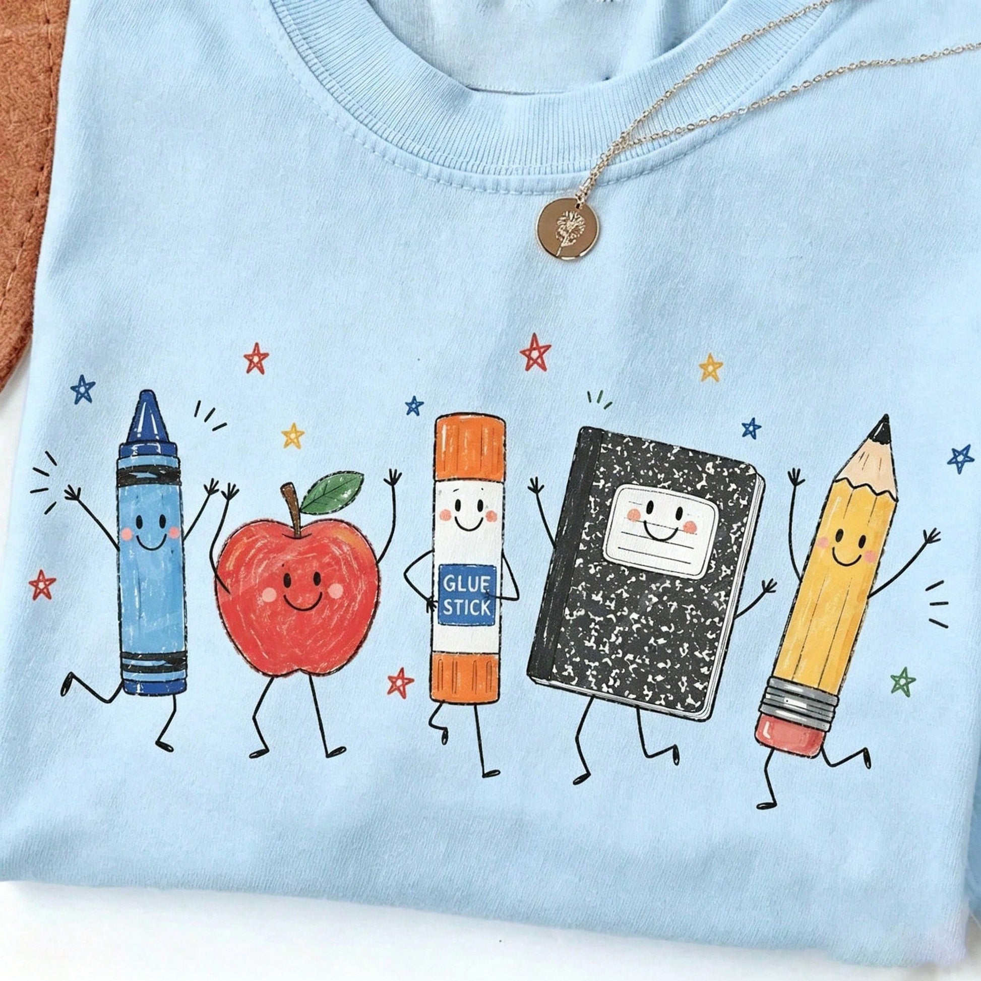 Cute Cartoon School Supplies Graphic Tee Preppy Teacher Student T-Shirt Kindergarten Back To School Top Smiling Apple Crayon Pencil Graphic Clothes