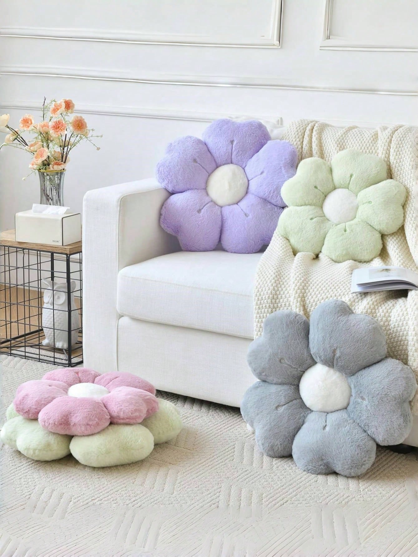 Cute Daisy Flower Plush Throw Pillow, Soft Faux Fur Cushion, Suitable For Sofa, Bedroom And Living Room, Perfect For Christmas And New Year Home Decor, Also An Excellent Christmas Gift For Family And