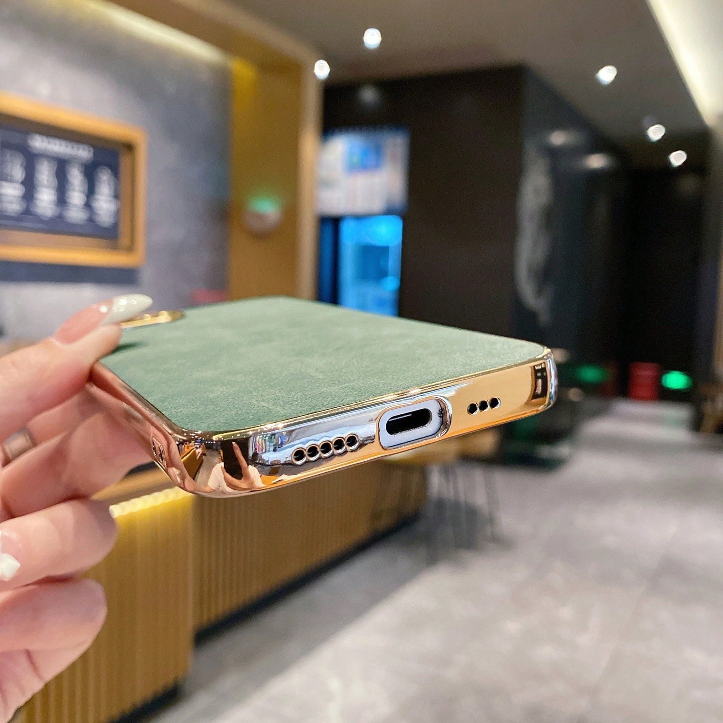 Electroplated Metal Sheepskin Leather Case Suitable For 16ProMax Apple Phone, IPhone15Pro Anti-Fall 13p Men's And Women's Models, 15 Anti-Fall Phone Case. An Excellent Gift Choice For Women; Suitable