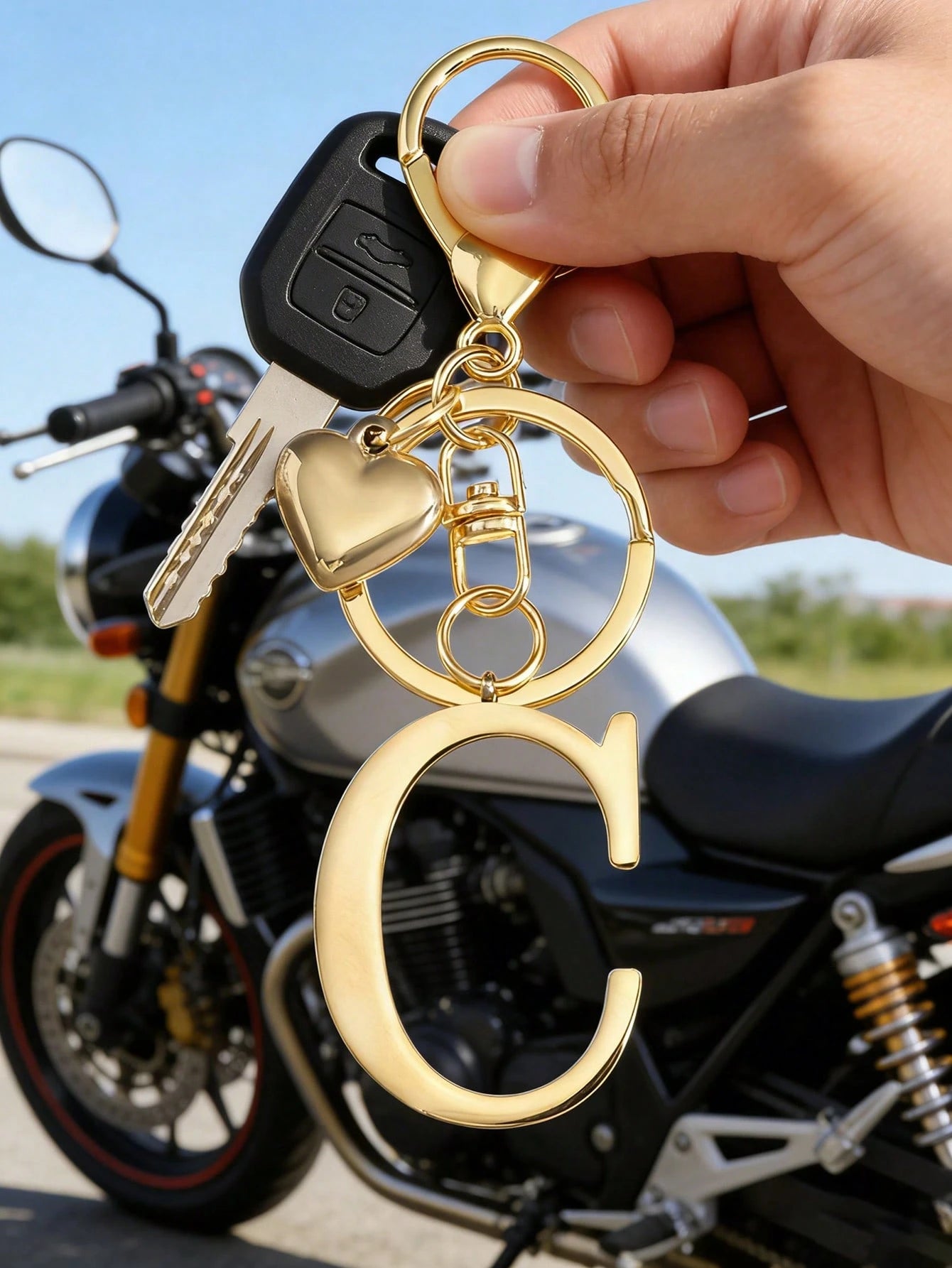 Elegant Metal Heart-Shaped Letter Keychain, 3D Alphabet Pendant Keyring, Fashion Alloy Keychain, Backpack Hanging Ornament, Car Key Chain, Classic Minimalist Keychain Suitable For Women's Daily Use, D