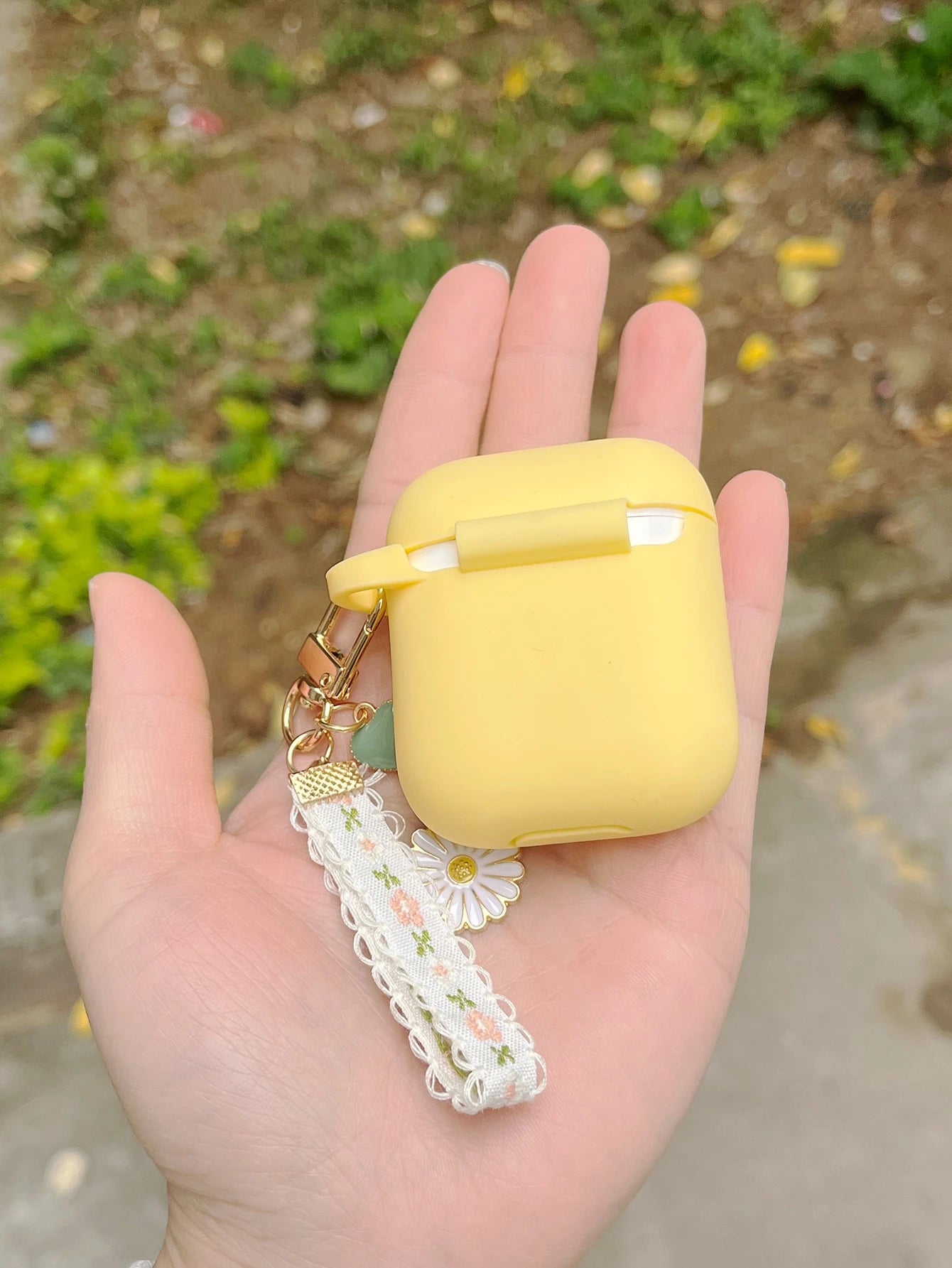 Floral Silicone 1pc Chrysanthemum Flower Keychain Earphone Case Compatible With Airpods 4 Pro 2, Pro 3, 2 & 1, Soft Silicone Integrated Design Spring Gift