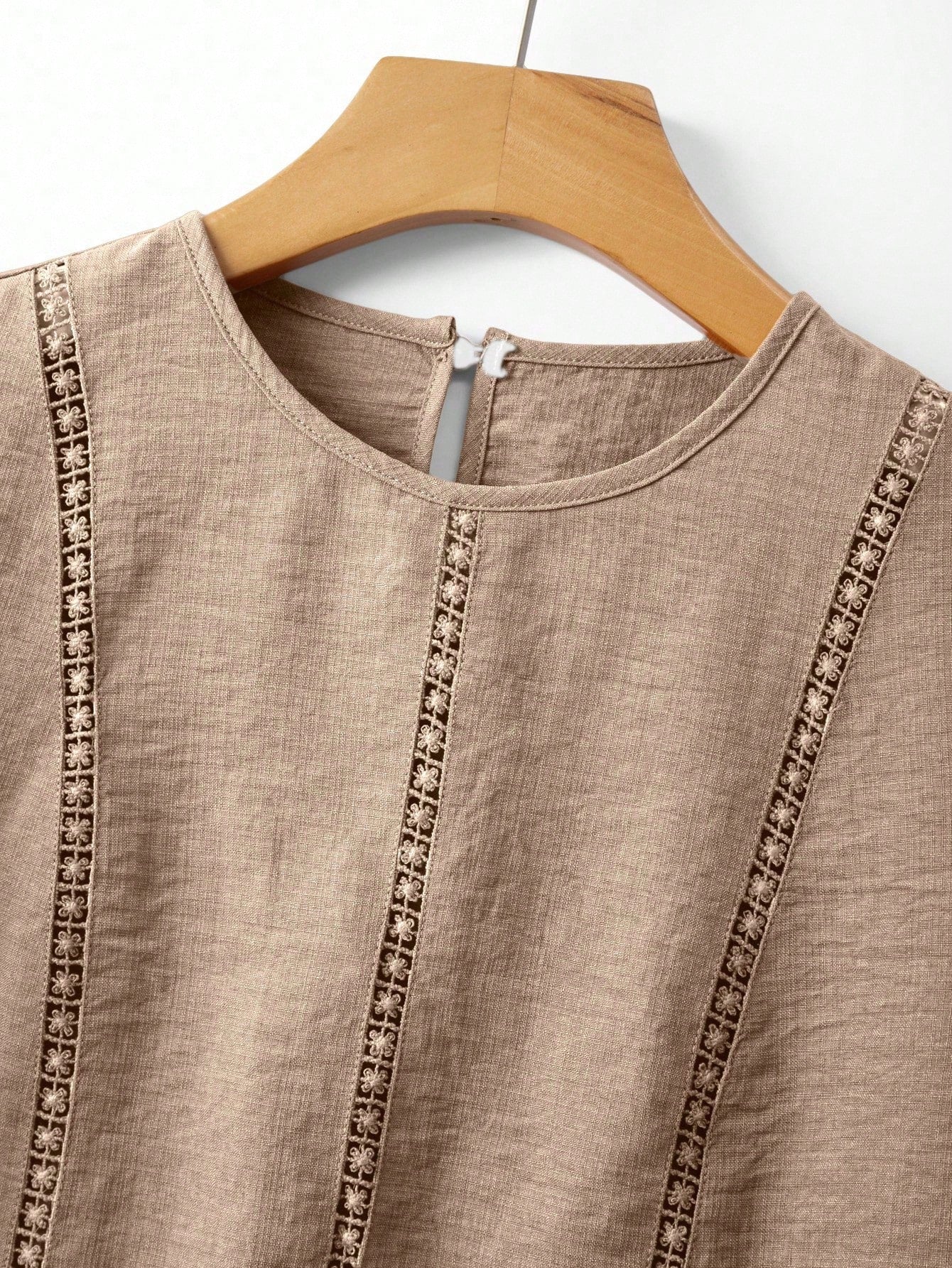 Franclia 2026 New Summer Women Blouse, Khaki, Elegant, Everyday, Work, Lace Trim Dyed Patchwork, Puff Sleeve, Loose Fit, Round Neck, Short Sleeve, Casual Spring