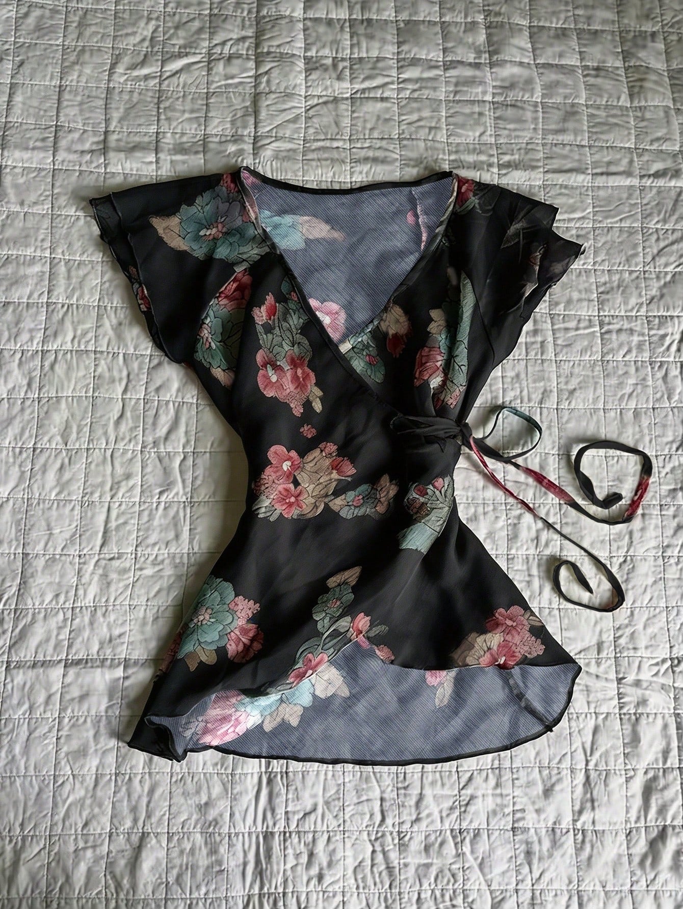 IslaSuriya Women's Spring/Summer New Floral Print V-Neck Bow Tie Waist Flutter Sleeve Blouse