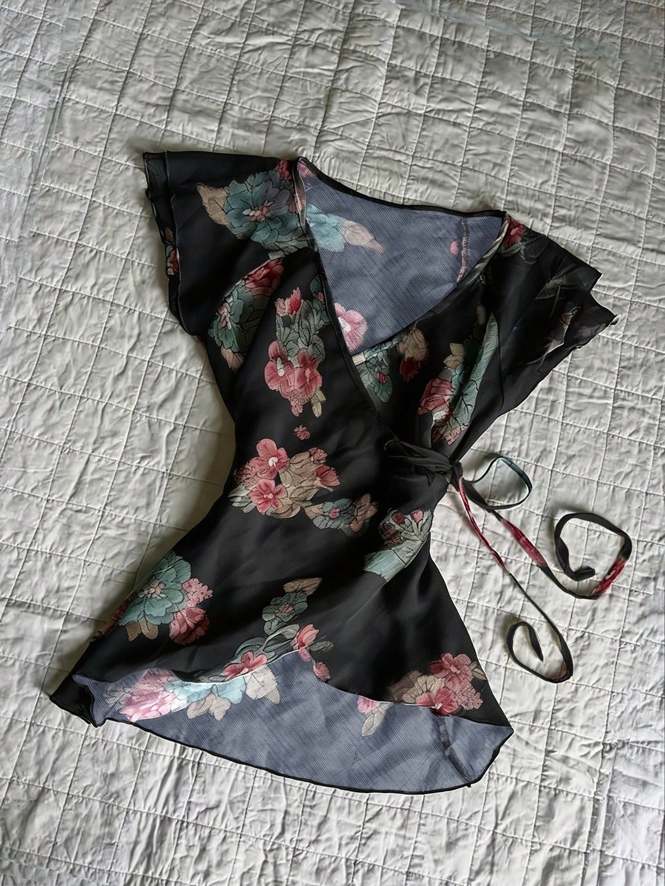 IslaSuriya Women's Spring/Summer New Floral Print V-Neck Bow Tie Waist Flutter Sleeve Blouse