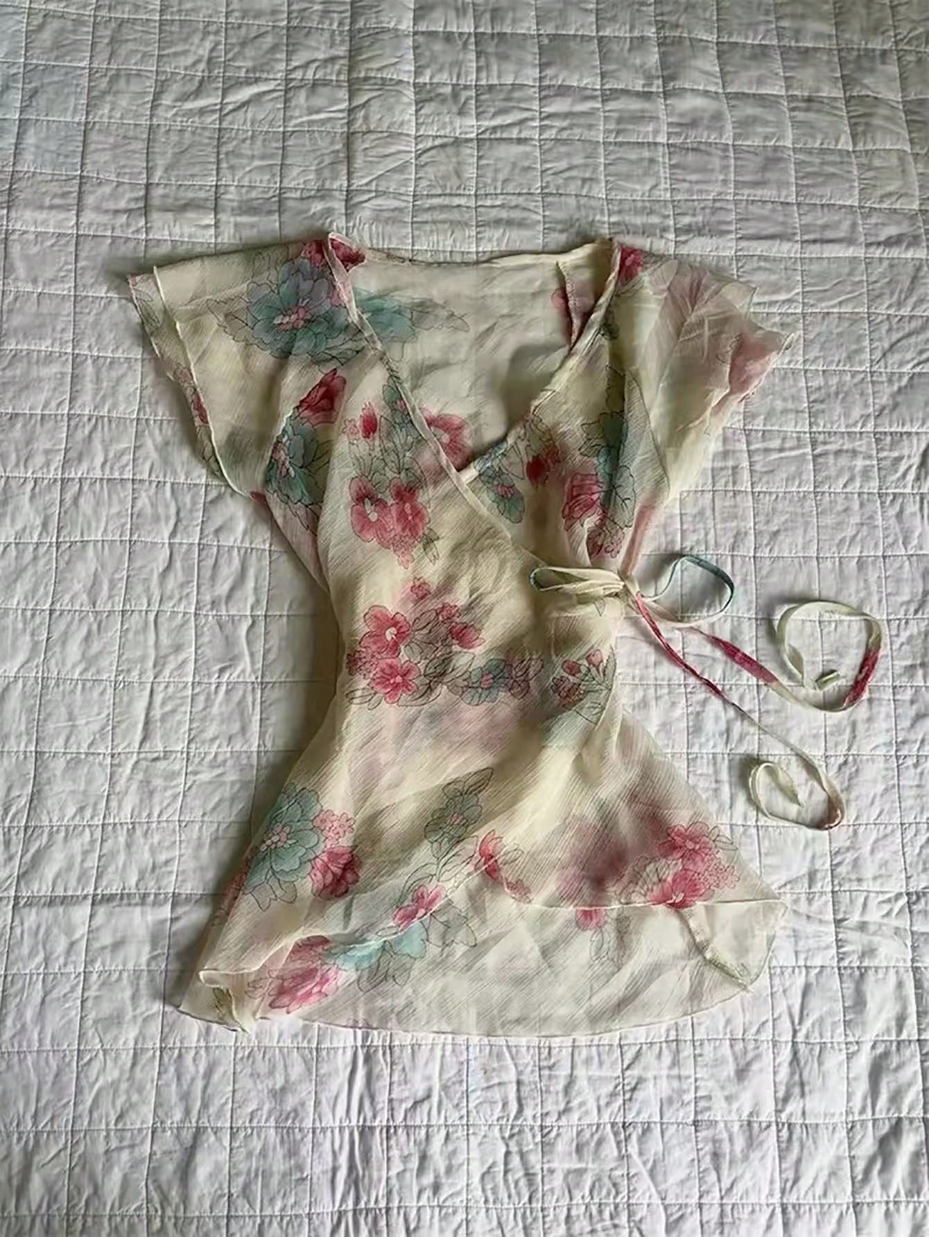 IslaSuriya Women's Spring/Summer New Floral Print V-Neck Bow Tie Waist Flutter Sleeve Blouse