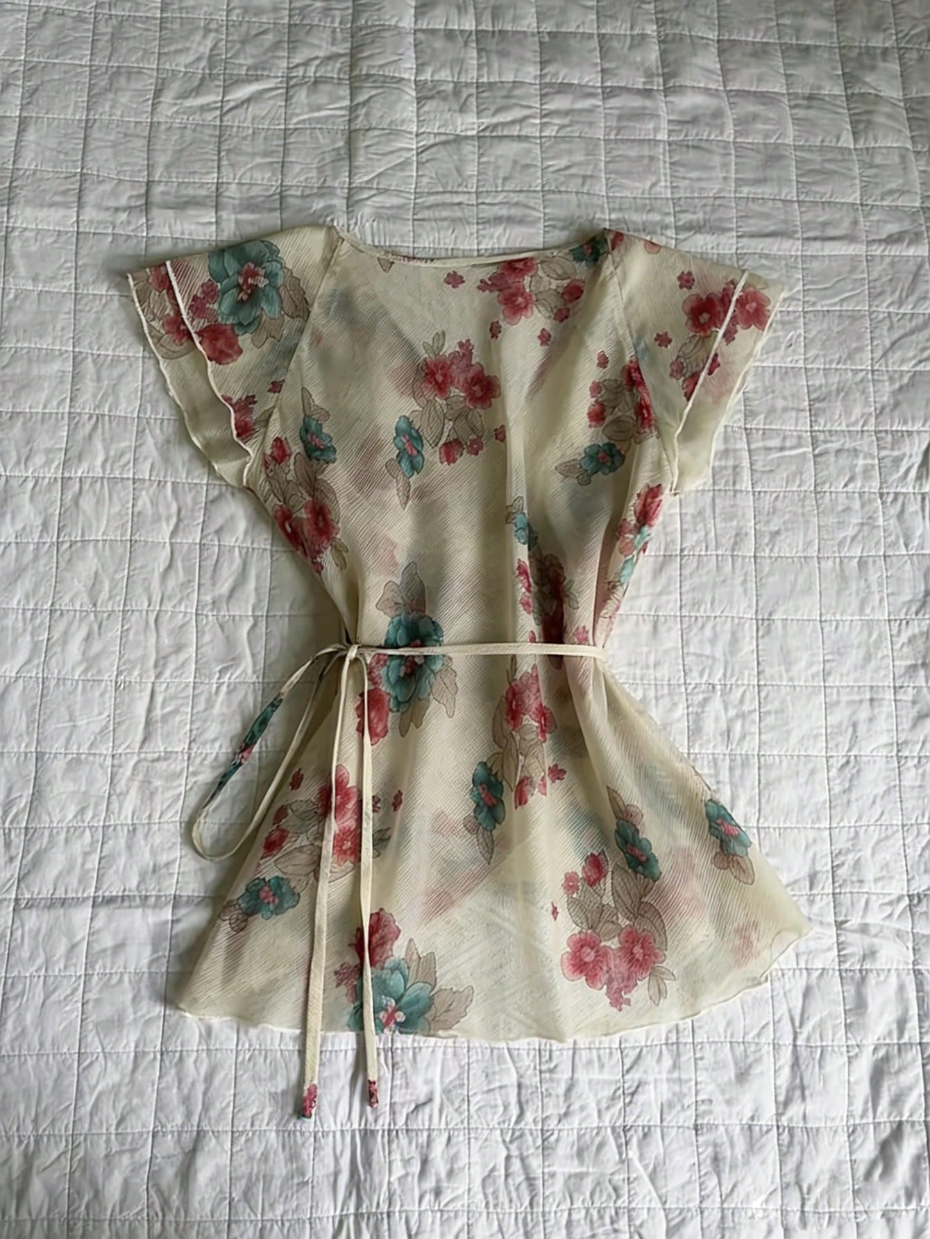 IslaSuriya Women's Spring/Summer New Floral Print V-Neck Bow Tie Waist Flutter Sleeve Blouse