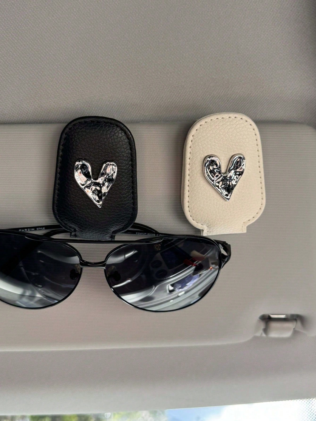 Magnetic Car Sunshade Glasses Clip- Cute Daisy Design, Fashionable Glasses Styling, Strong Magnetic Bracket, Car Accessories (Black), Car Accessories| Fun Design| Magnetic Fixation, Fashionable Car