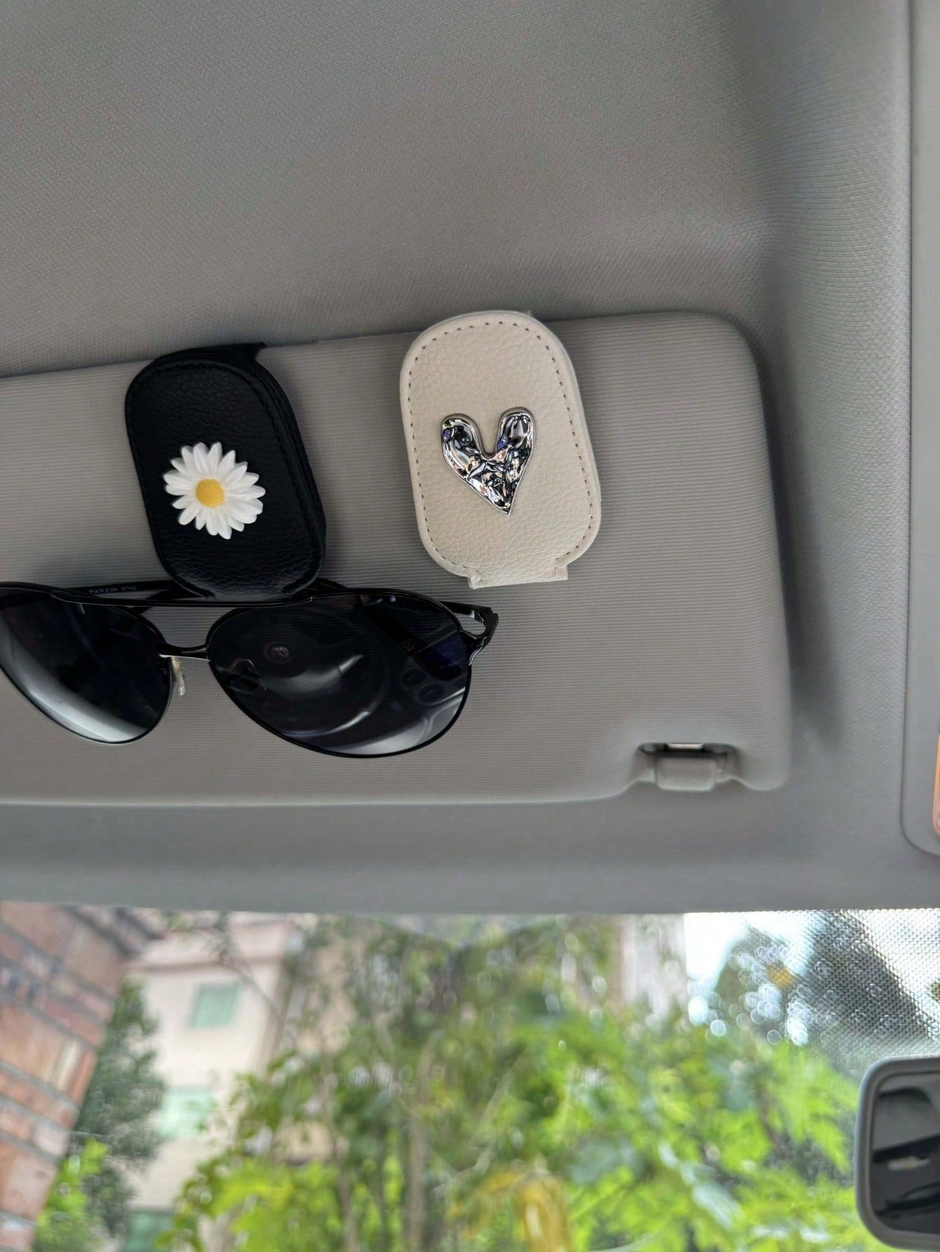 Magnetic Car Sunshade Glasses Clip- Cute Daisy Design, Fashionable Glasses Styling, Strong Magnetic Bracket, Car Accessories (Black), Car Accessories| Fun Design| Magnetic Fixation, Fashionable Car