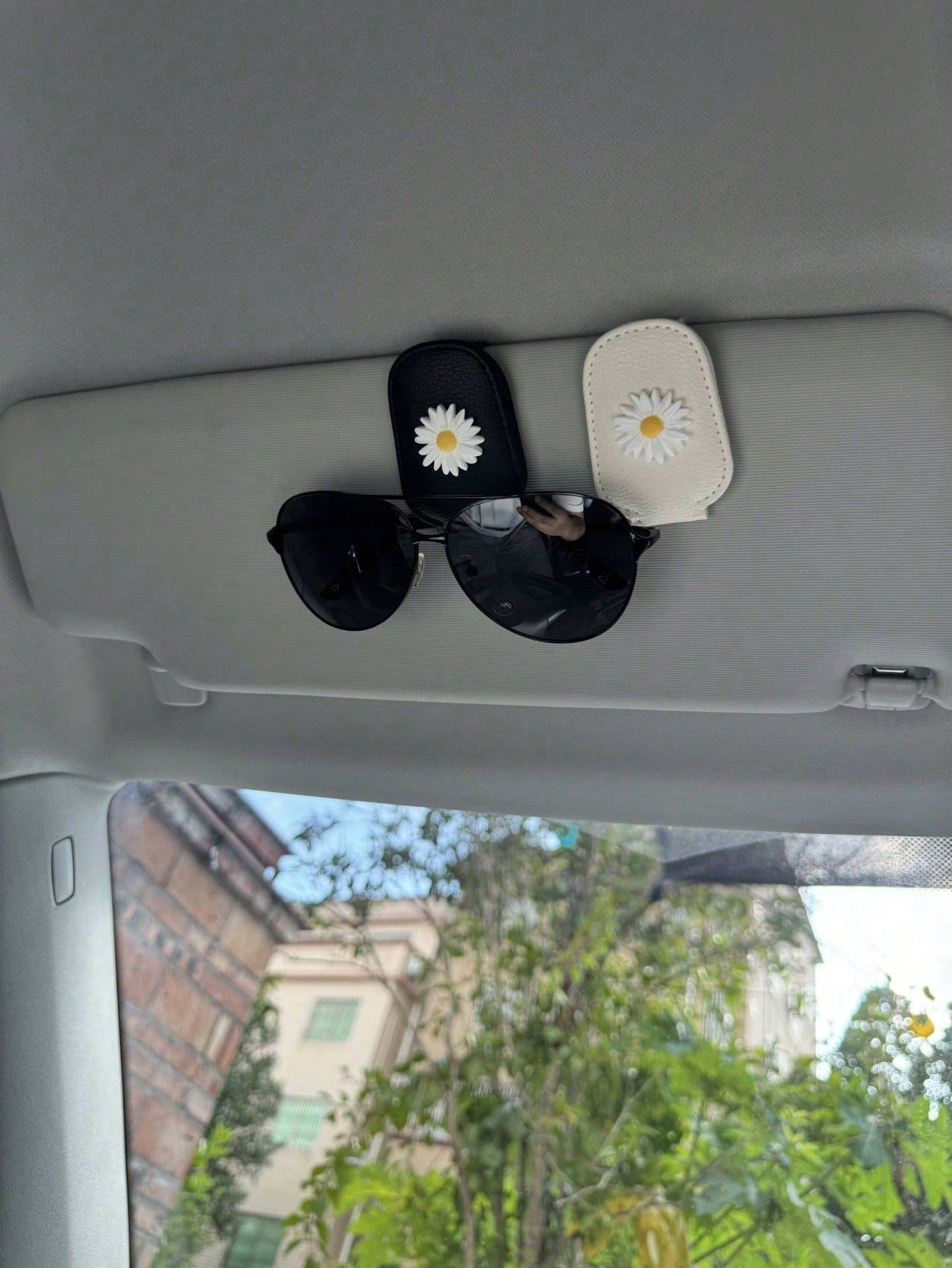Magnetic Car Sunshade Glasses Clip- Cute Daisy Design, Fashionable Glasses Styling, Strong Magnetic Bracket, Car Accessories (Black), Car Accessories| Fun Design| Magnetic Fixation, Fashionable Car