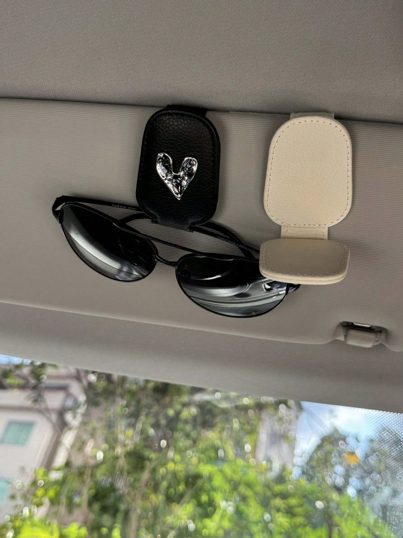 Magnetic Car Sunshade Glasses Clip- Cute Daisy Design, Fashionable Glasses Styling, Strong Magnetic Bracket, Car Accessories (Black), Car Accessories| Fun Design| Magnetic Fixation, Fashionable Car