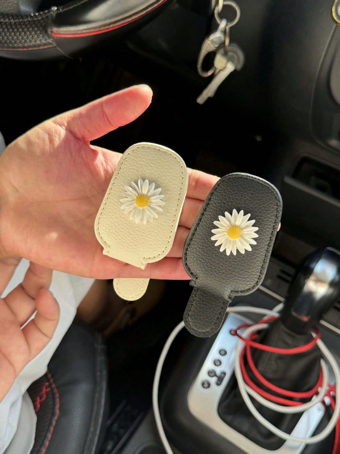 Magnetic Car Sunshade Glasses Clip- Cute Daisy Design, Fashionable Glasses Styling, Strong Magnetic Bracket, Car Accessories (Black), Car Accessories| Fun Design| Magnetic Fixation, Fashionable Car