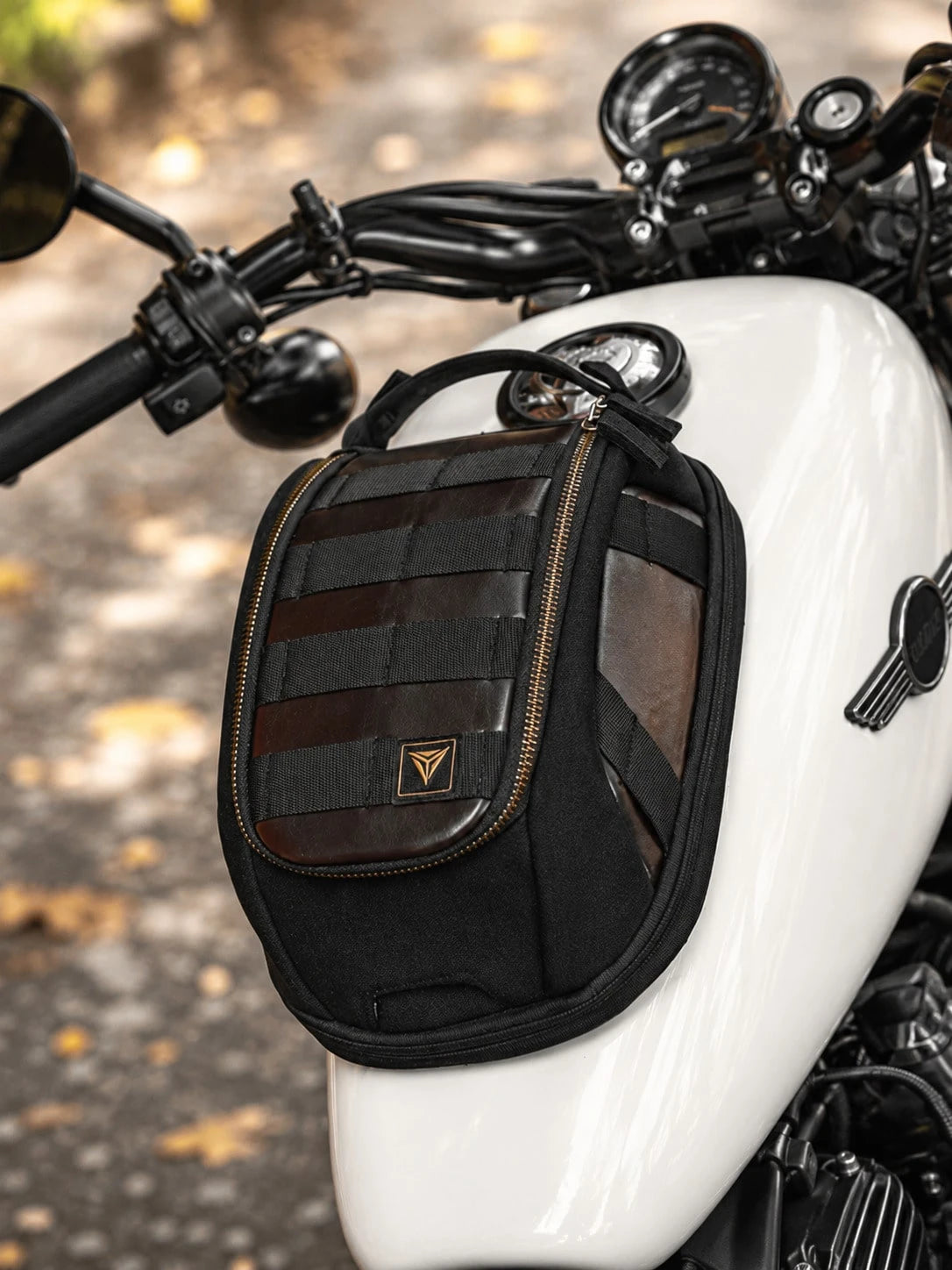 Motorcycle Tank Bag Magnetic Retro Style 3L-5L Expandable Waterproof Motorcycle Storage Bag Strong Magnet + Adjustable Shoulder Strap Rain Cover Non-Slip Base Mesh Phone Pocket Cafe Racer Bobber Cruis
