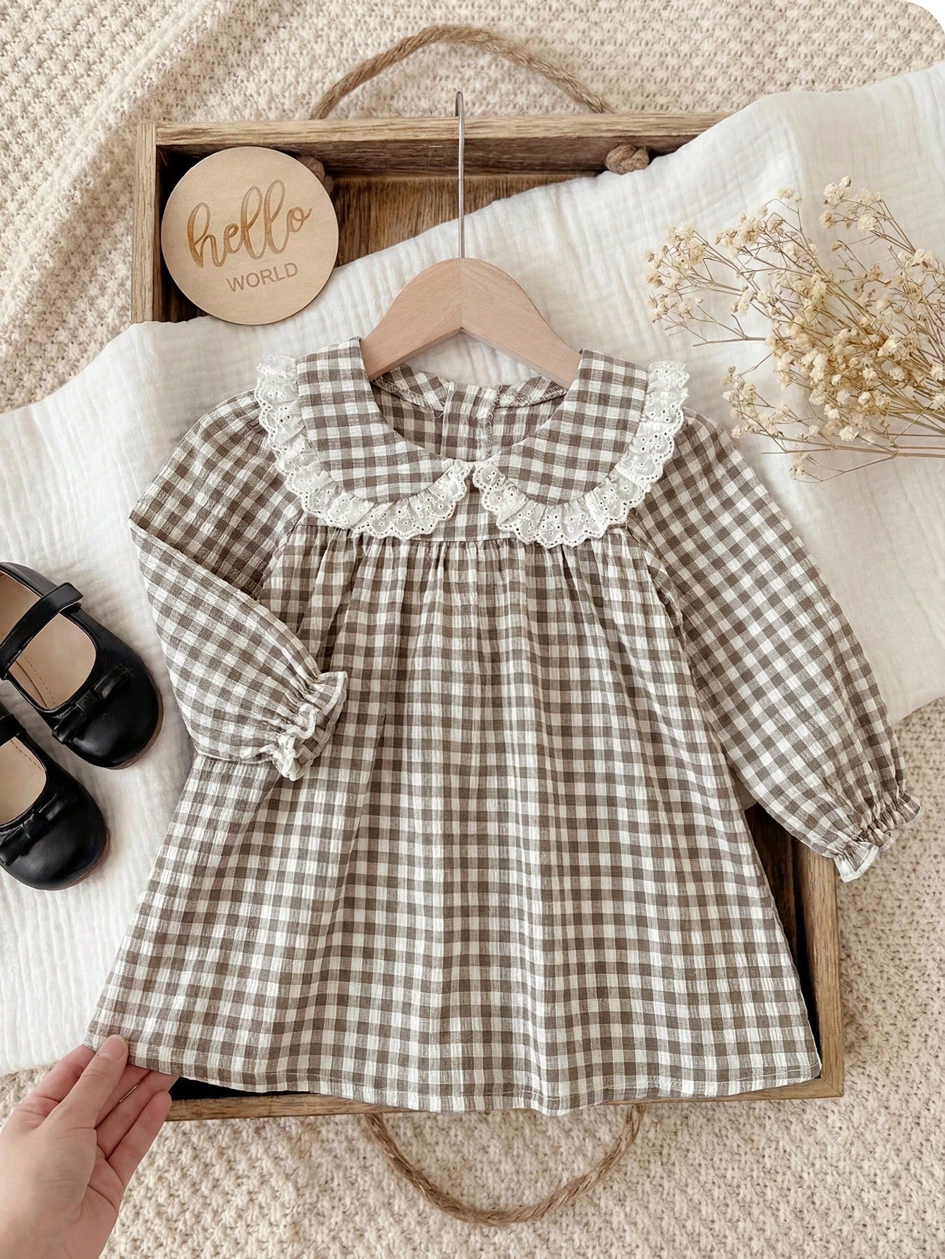 New Born Baby Vintage Brown Gingham Dress With White Lace Peter Pan Collar And Ruffled Cuffs Youth Dress Baby Girl Long Sleeve Gingham A-Line Dress With Lace Trim Collar And Pleated Skirt Adorab