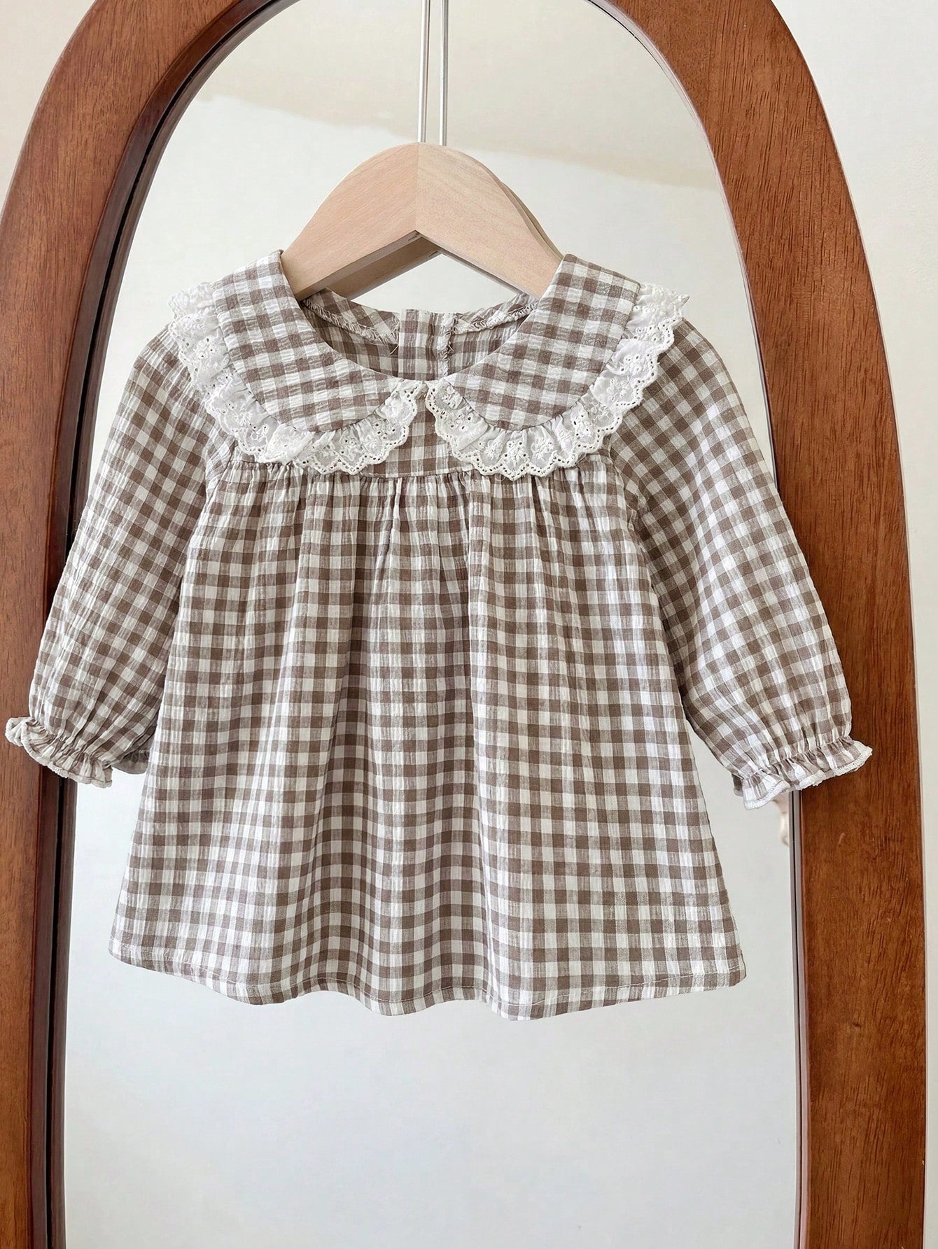 New Born Baby Vintage Brown Gingham Dress With White Lace Peter Pan Collar And Ruffled Cuffs Youth Dress Baby Girl Long Sleeve Gingham A-Line Dress With Lace Trim Collar And Pleated Skirt Adorab