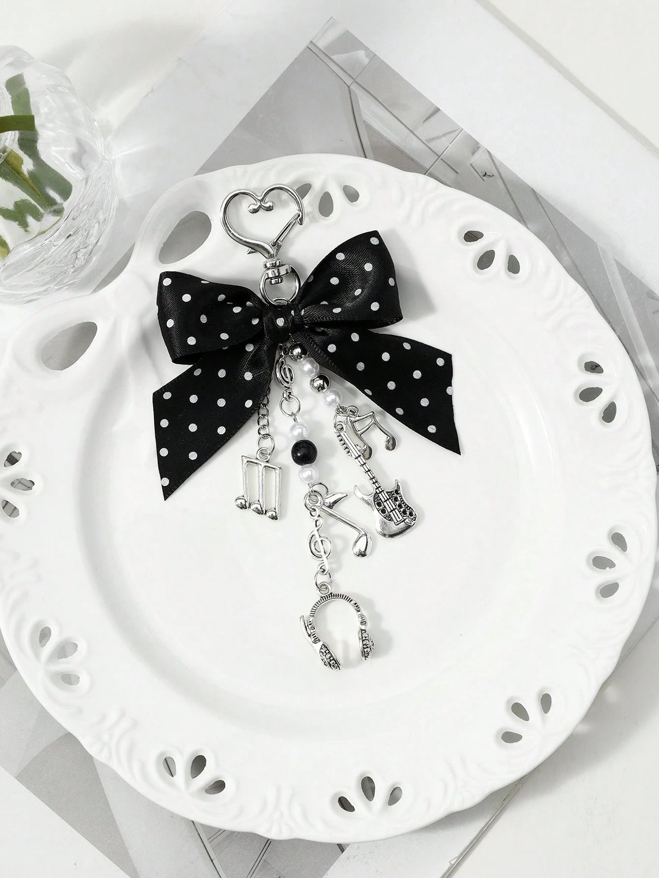 ROMWE Kawaii 1 Y2k Korean Fashion Retro Classic Temperament High Sense Music Festival Series Black Polka Dot Webbing Bow Resin CCB Round Beads Faux Pearl Alloy Notes Guitar Sound Symbols Mini Earphone