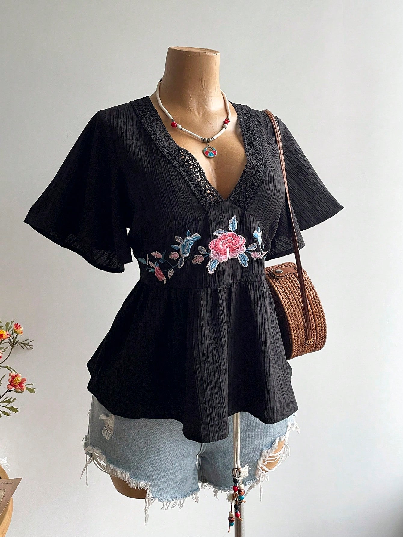 Rusttydustty Plus Size Women's Black Lace V-Neck Embroidered Casual Vacation Short Sleeve Blouse, Suitable For Autumn/Winter Summer