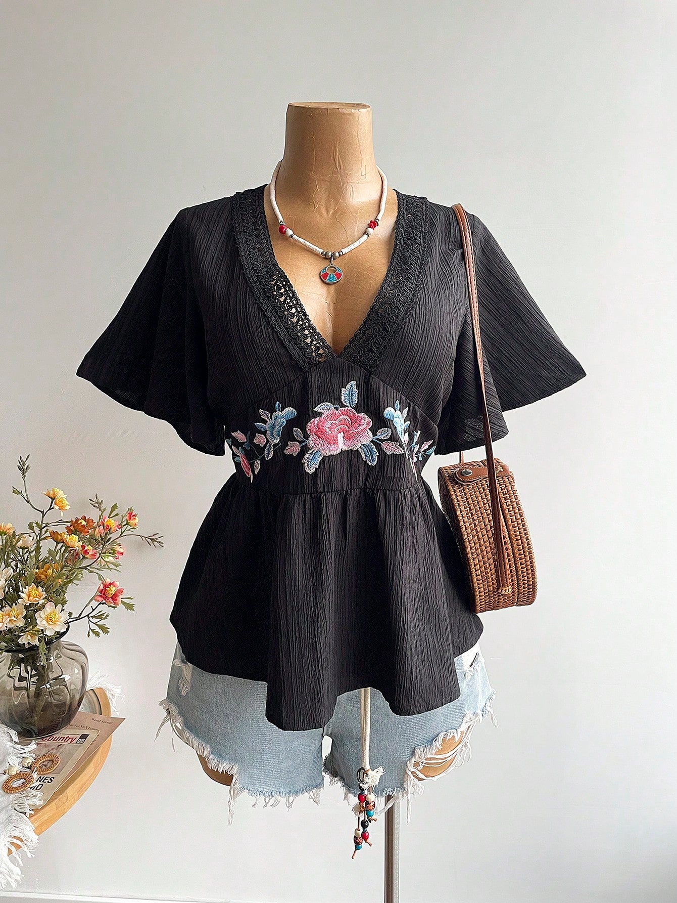 Rusttydustty Plus Size Women's Black Lace V-Neck Embroidered Casual Vacation Short Sleeve Blouse, Suitable For Autumn/Winter Summer