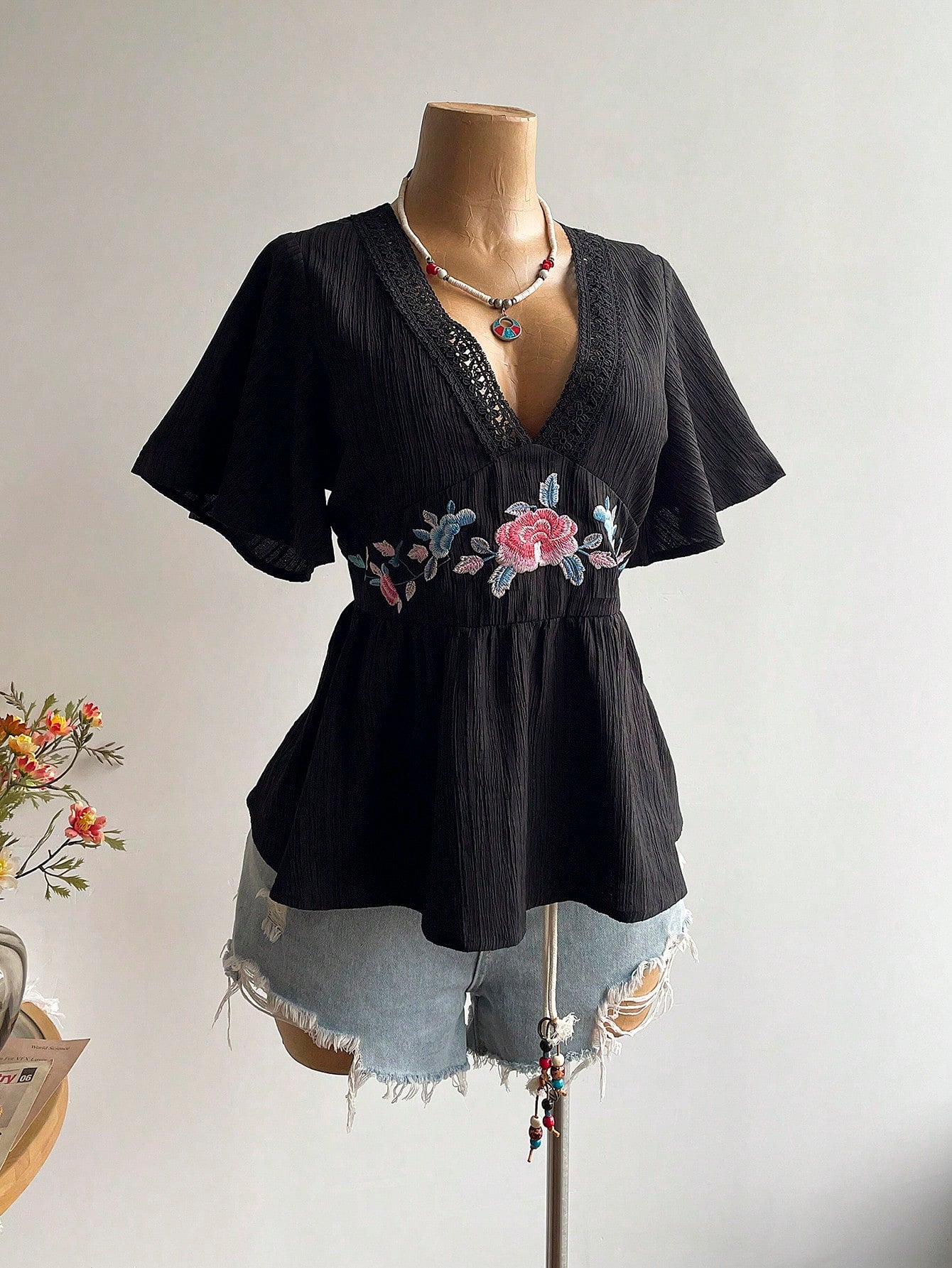 Rusttydustty Plus Size Women's Black Lace V-Neck Embroidered Casual Vacation Short Sleeve Blouse, Suitable For Autumn/Winter Summer