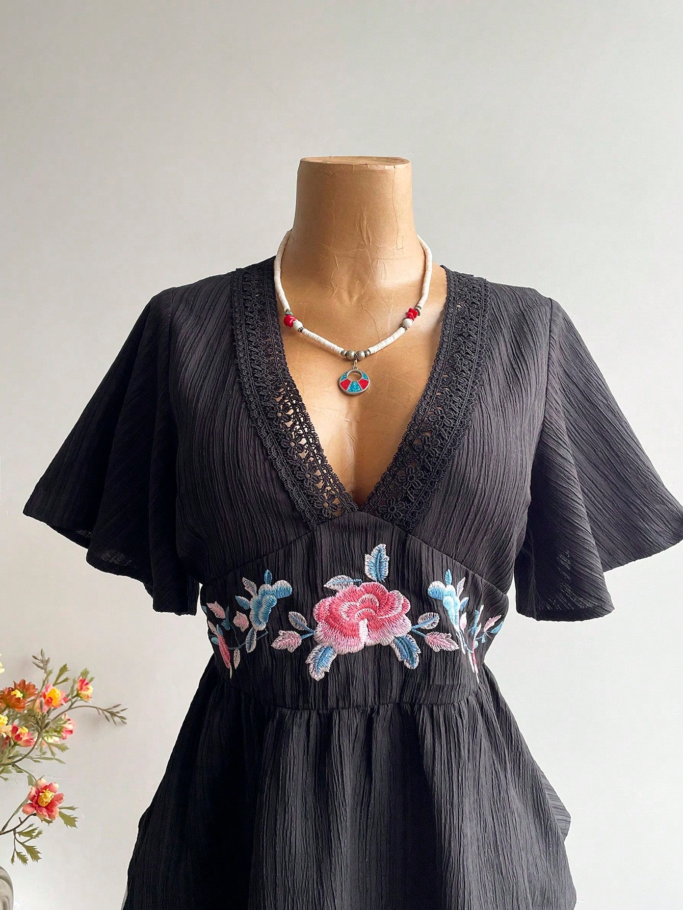 Rusttydustty Plus Size Women's Black Lace V-Neck Embroidered Casual Vacation Short Sleeve Blouse, Suitable For Autumn/Winter Summer