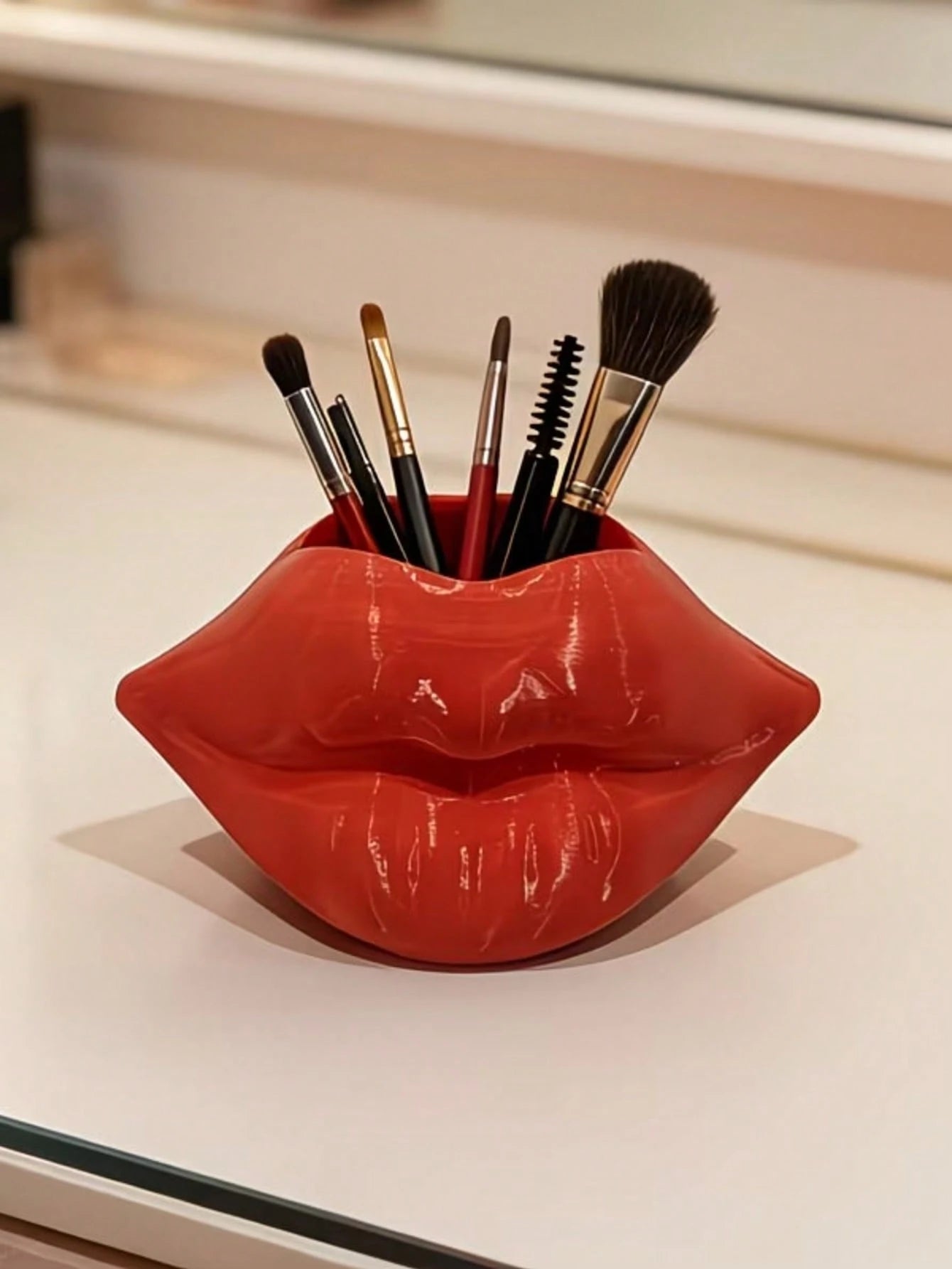 Sparkling Pink Rhinestone Lip-Shaped Makeup Brush Holder- Shiny Resin Lip-Shaped Organizer, Suitable For Storing Brushes, Pens And Makeup Tools On Vanity, Desk And Bathroom Counter. Adds A Bold And C
