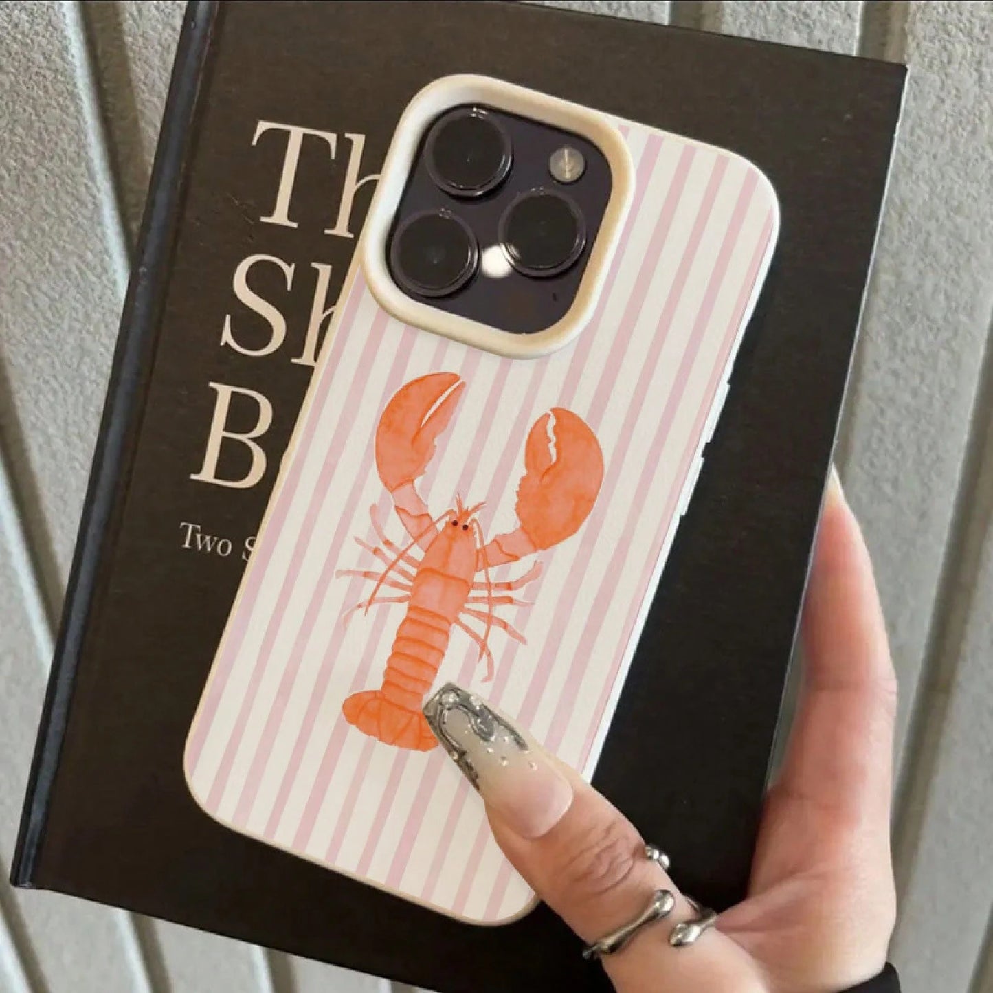 Summer Pink Striped Lobster Design Phone Case For 16 Pro Max, 15 Pro Max/14 Plus/16/13 Pro/12/X/XR/XS Max- Fashionable White Lychee Pattern Shockproof Protective Cover Suitable For Various Occasions