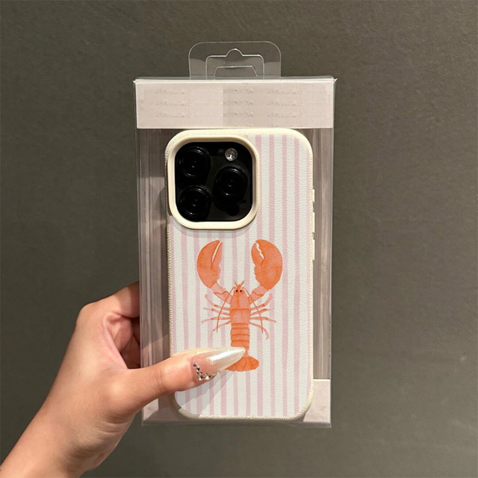 Summer Pink Striped Lobster Design Phone Case For 16 Pro Max, 15 Pro Max/14 Plus/16/13 Pro/12/X/XR/XS Max- Fashionable White Lychee Pattern Shockproof Protective Cover Suitable For Various Occasions