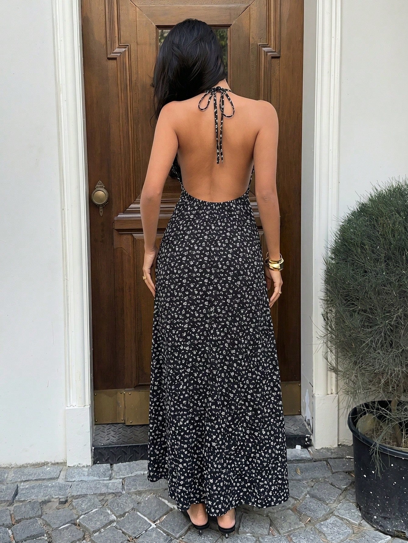 Sunnyshic Women's Long Black Floral Dress With Lace Trim, V-Neck, Halter Neck, Open Back, A-Line, Cinched Waist, Summer Elegant Holiday Vacation, Sweet, Casual Beach Dress
