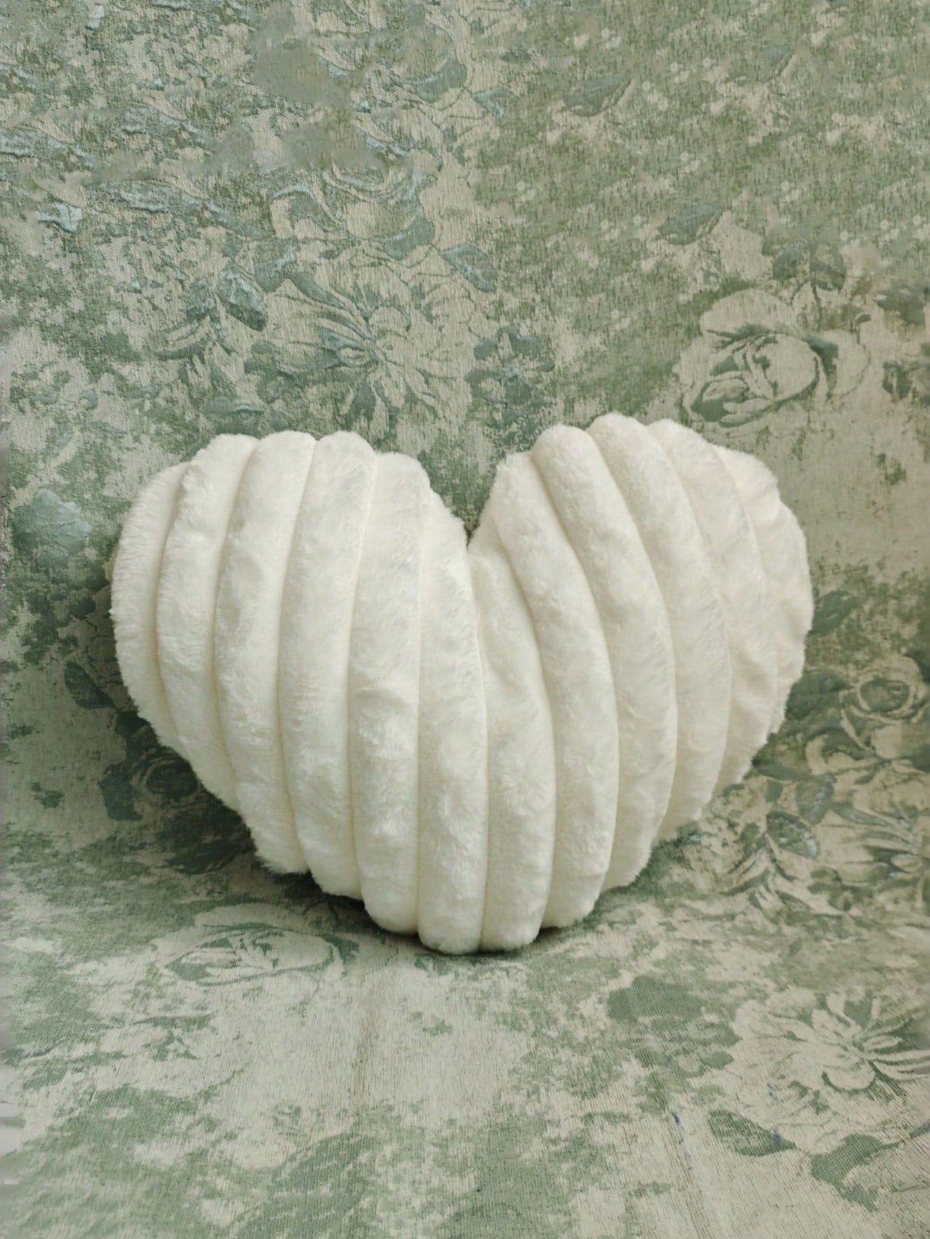 Valentine's Day Heart Pillow Decorative Throw Pillows, Heart Shaped Soft Fluffy Faux Fur Cute Pillows Cushions For Couch Chair Bed Bedroom Room Home Decor Aesthetic, White