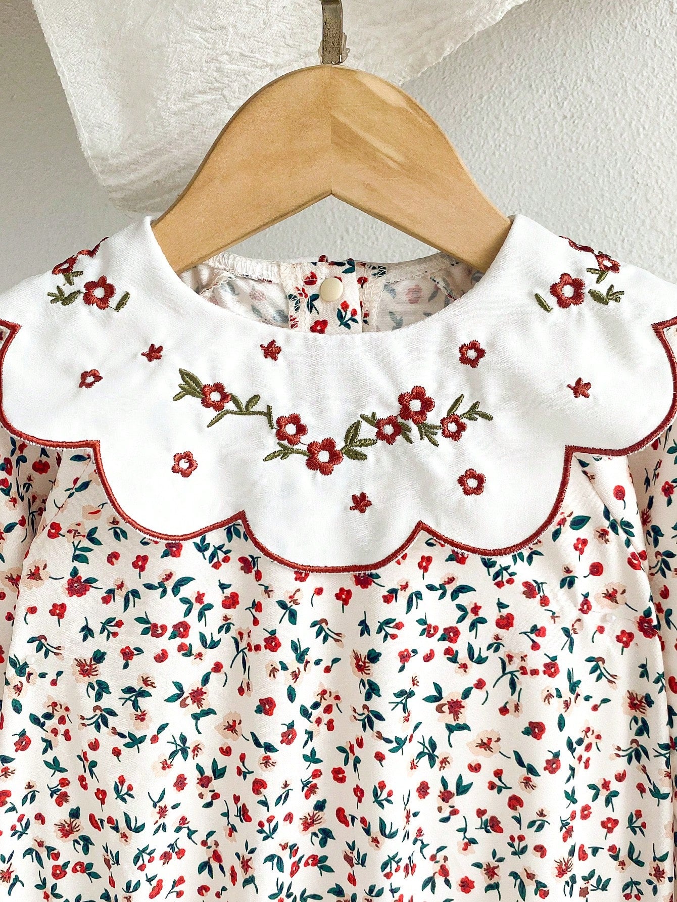 Vintaside Kids Baby Girl Spring/Summer New White Peter Pan Collar Cute Floral Embroidery Bodysuit, Fresh Floral Print Pattern, Long Sleeve With Elastic Cuffs, Back/Bottom Snap Closure For Easy D
