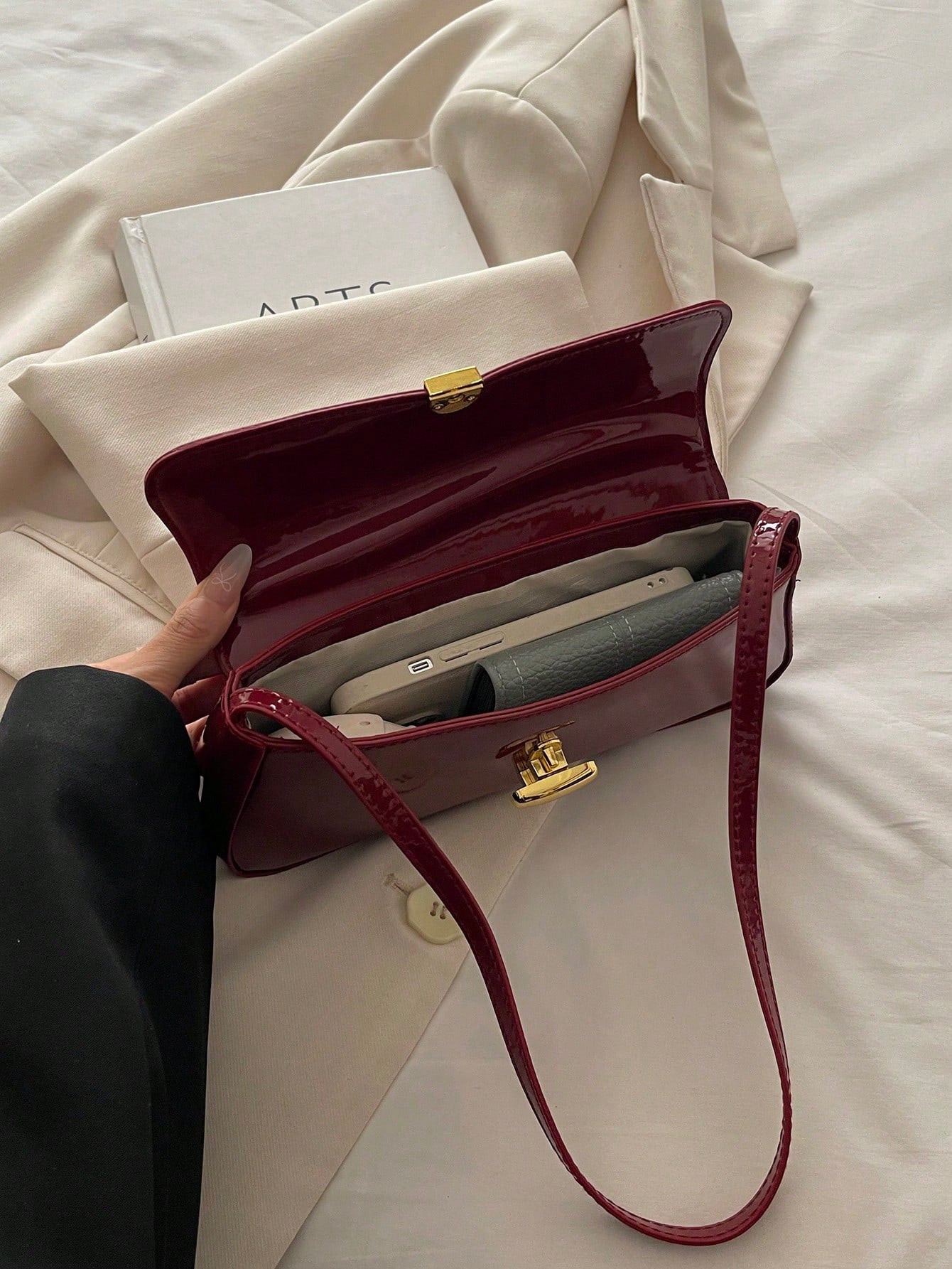 Women Glossy Leather-Look Shoulder Bag, Suitable For Shopping, Dating, Party, New Popular Metal Twist Lock Flap Design Baguette Handbag, Aesthetic